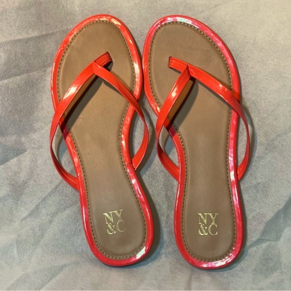 NY&CO coral flip-flop sandals, size 9